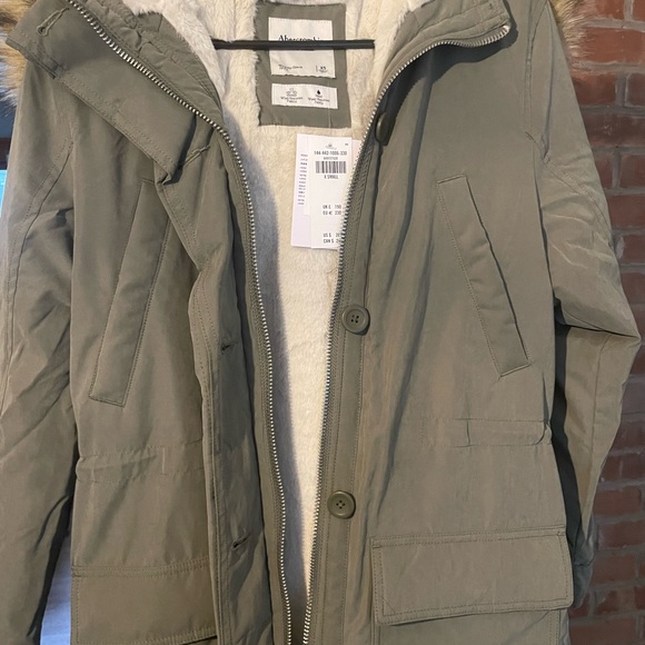 Woman’s winter jacket with faux fur hood - Picture 3 of 5